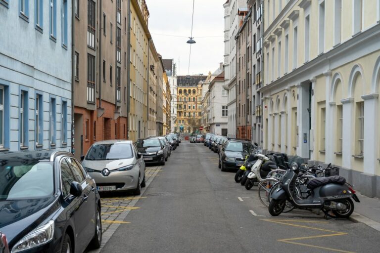 Wehrgasse, Gebäude, Autos, Motorroller, Fahrräder, Wienzeile