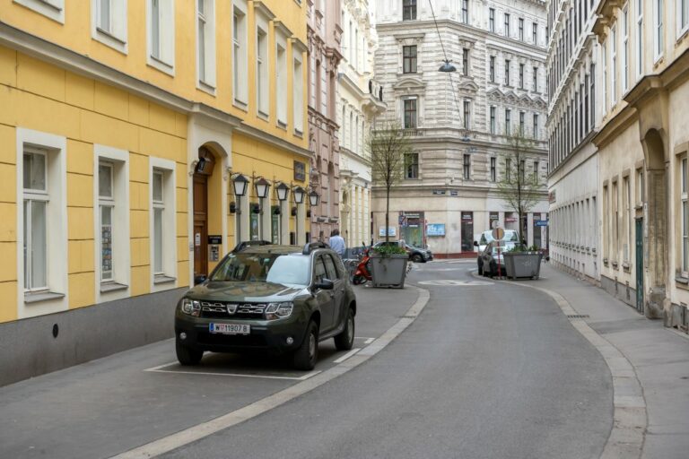 Wehrgasse, Autos, Asphalt, historische Gebäude