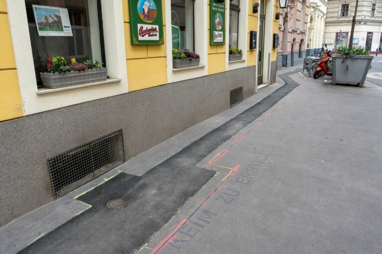 Asphalt in der Wehrgasse, Schriftzug, Begegnungszone, Margareten, Gasthaus