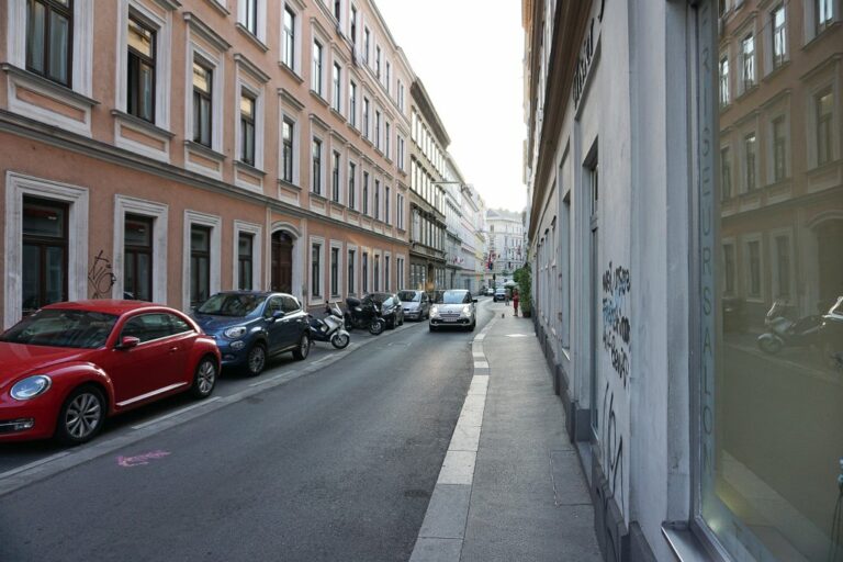 Wehrgasse im 5. Bezirk, Autos, Wohnhäuser