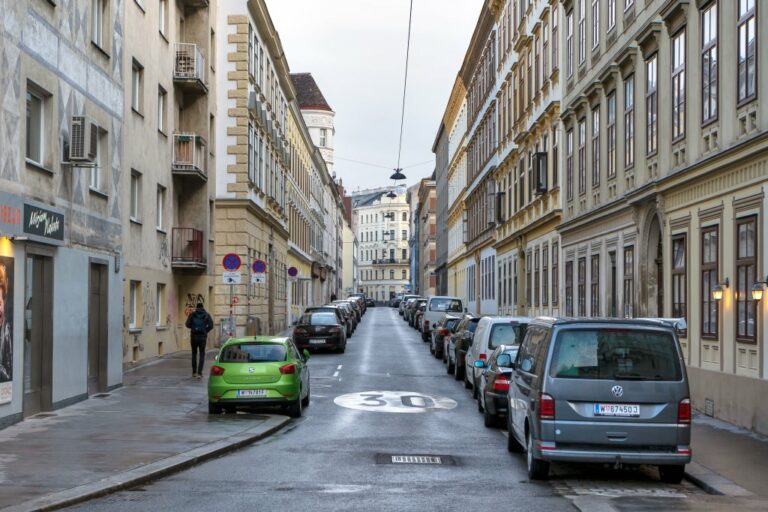 Wehrgasse in Wien-Margareten, Autos, Häuser