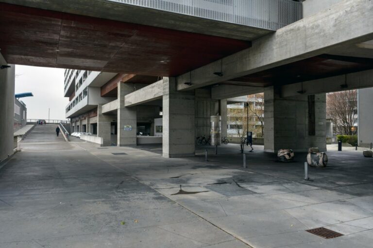 öffentlicher Raum in der Donaucity, Asphalt, Beton