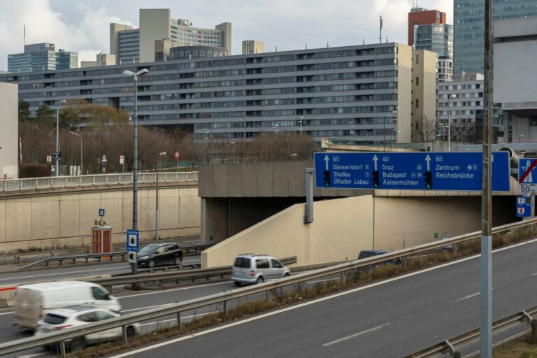 Autobahn, Tunnel, Wohnhaus, Uno-City