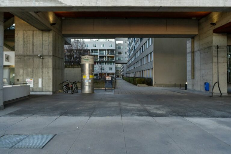 modernes Stadtviertel in Wien, Beton, Wohnhäuser, Fahrräder, aufgeständertes Gebäude