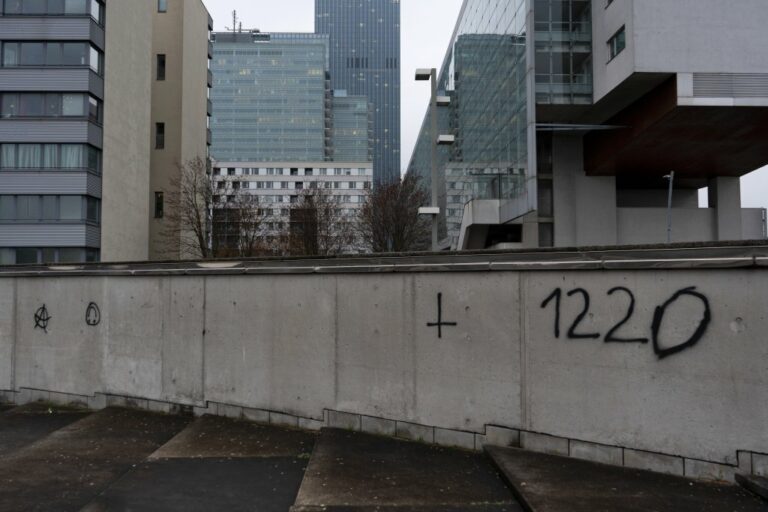 modernes Wohnviertel in Wien, Stufen, Beton, Hochhäuser