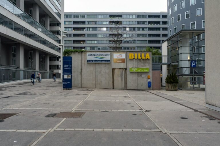 Wohnhäuser in der Donaucity, Radfahrer, Schilder "Billa" und "wohnpark donaucity"