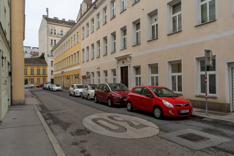 Bernardgasse in Wien-Neubau, alte Häuser, parkende Autos, Asphalt