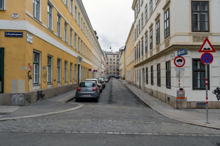 Bernardgasse, Zieglergasse, Wien-Neubau, alte Häuser, Autos, Verkehrszeichen