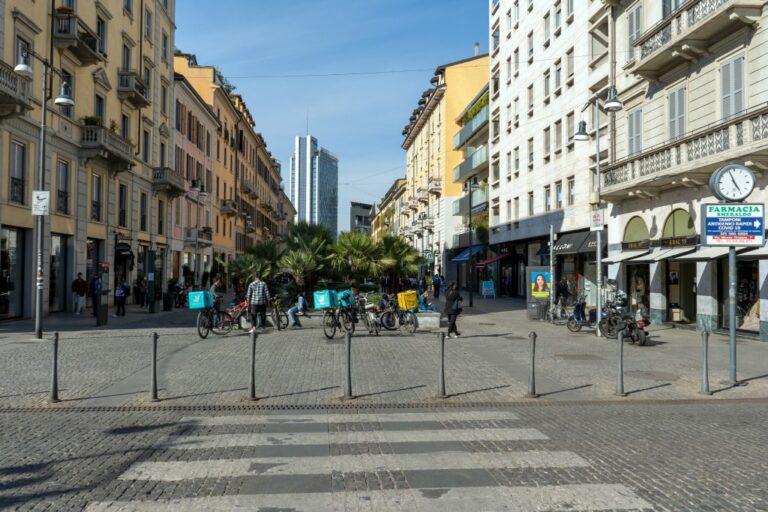 Zebrastreifen, Poller, Fußgängerzone