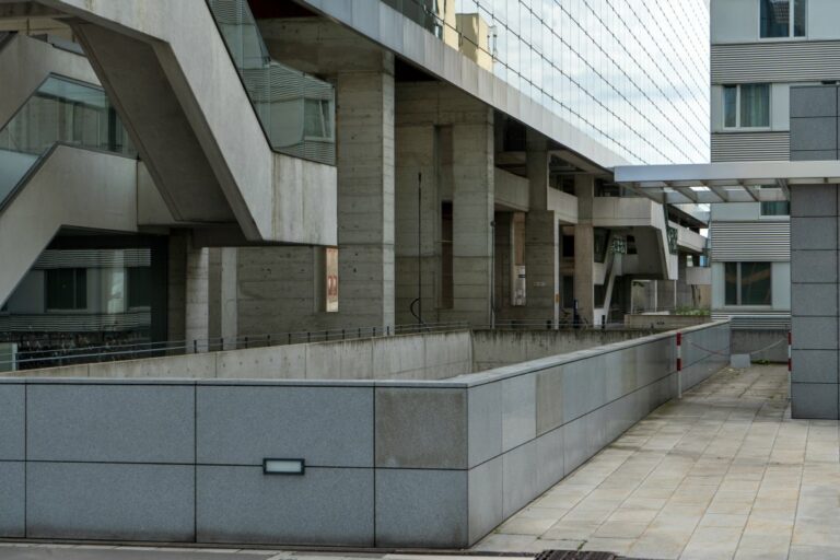 Wohnhäuser und Treppen in der Donaucity