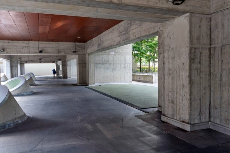 Fläche unter einem Wohnhaus, Beton, Bäume