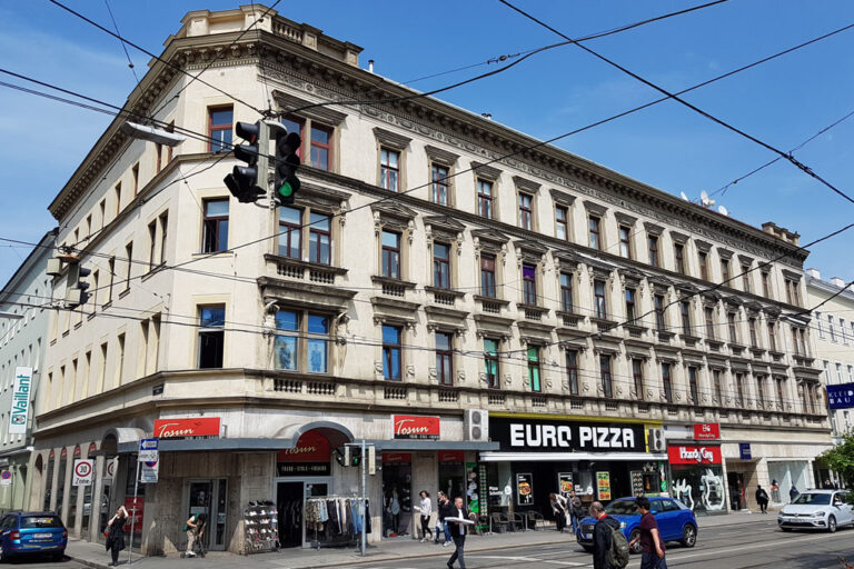 Gründerzeithaus, Hofferplatz, Thaliastraße, Kirchstetterngasse, links kein Dekor, rechts Dekor