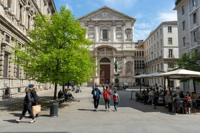 Platz vor einer Kirche in Mailand