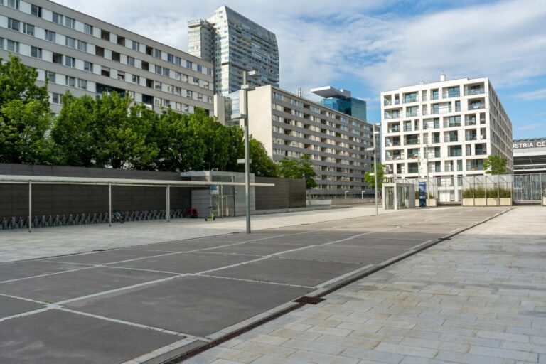 DC Living, Wohnpark Donaucity, Hochhäuser, Bäume, Radständer, blauer Himmel