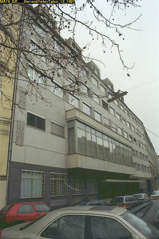Bürohaus in Wien-Mariahilf, graue Fassade, Windmühlgasse, Autos