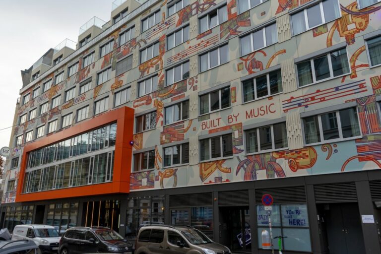 Hotel "Jaz in the City" in der Windmühlgasse 28 in Wien-Mariahilf, bunte Fassade, 1970er