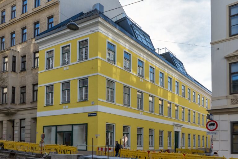 saniertes Biedermeierhaus an der Ecke Zieglergasse/Bernardgasse, ausgebautes Dachgeschoß, Straße wird umgebaut