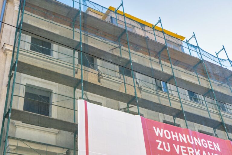 Friedmanngasse 29, 1160 Wien, Baustelle, Dekor abgeschlagen