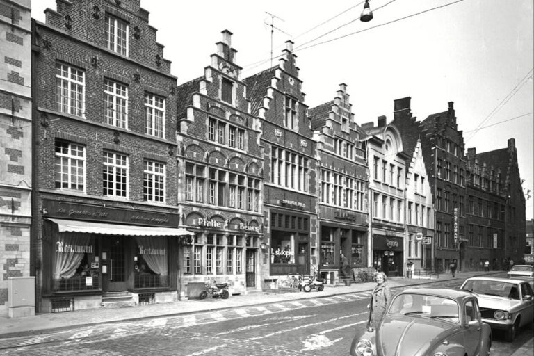 altes Foto einer Häuserzeile in Belgien