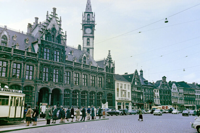 Postgebouw, Gent, Leute warten auf eine Straßenbahn