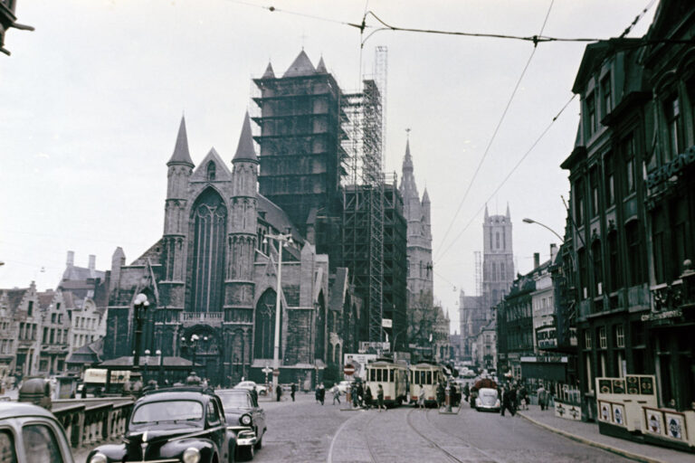 Sint-Michielsbrug, Stadtzentrum von Gent in den 1960er-Jahren, alte Haus, eingerüsteter Kirchturm (Parochiekerk Sint-Niklaas), Straßenbahnen