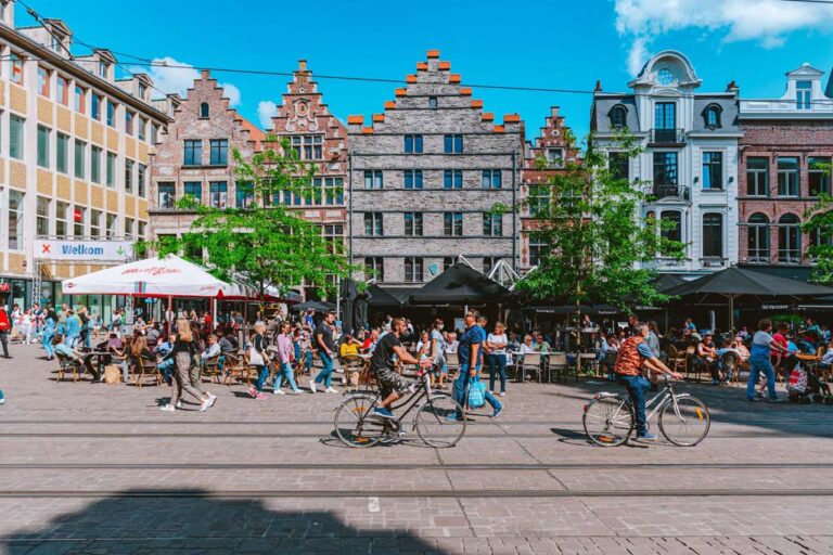 Fahrradfahrer, Fußgänger und Gastgärten in einer Fußgängerzone im Zentrum von Gent