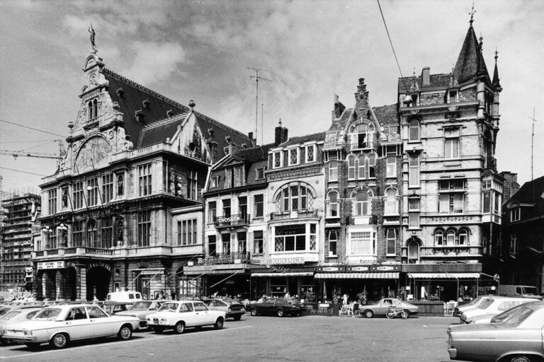altes Foto von Gent, Platz im Stadtzentrum, parkende Autos, Theater
