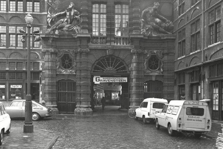 Portal auf einem Platz in Gent, historische Gebäude