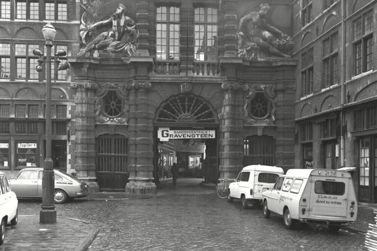 Portal auf einem Platz in Gent, historische Gebäude