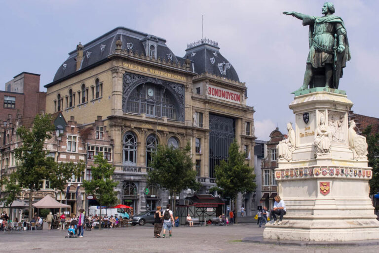 Jahrhundertwendehäuser und Statue auf einem Marktplatz