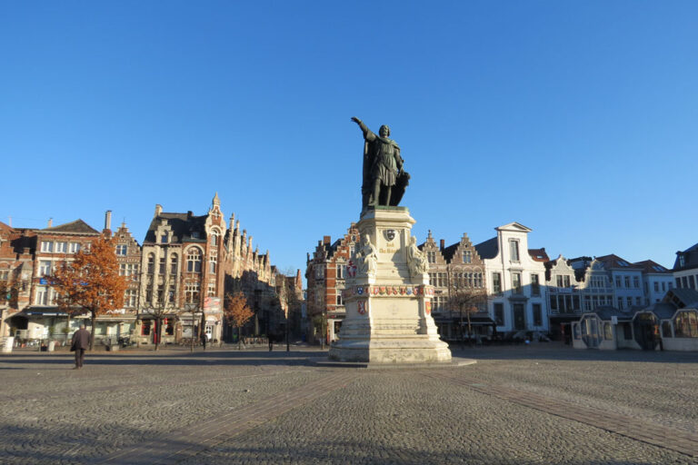 Platz in der Altstadt von Gent mit dem Denkmal von Jacob van Artevelde