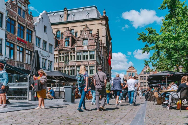 viele Leute auf einem Platz in Gent, alte Häuser