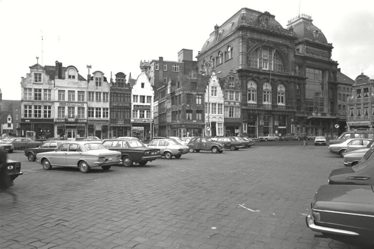 Platz in Gent mit parkenden Autos vor alten Häusern