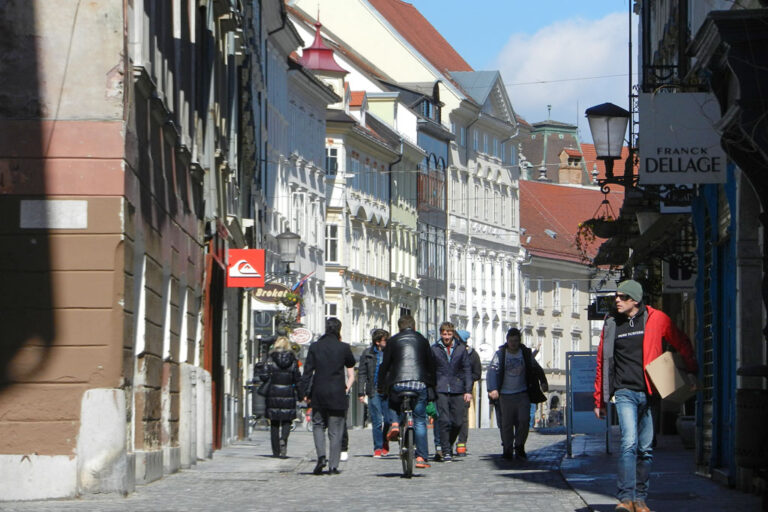 Platz in Ljubljana, Fußgängerzone, Fußgänger, Radfahrer