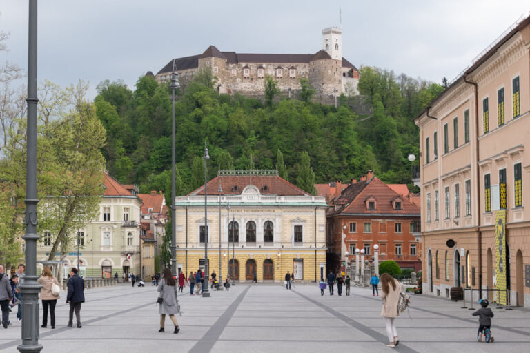 Fußgängerzone vor der Philharmonie in Ljubljana