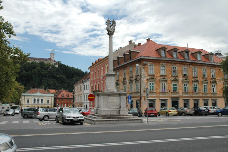 Platz in Ljubljana, Denkmal, historische Gebäude, Autos