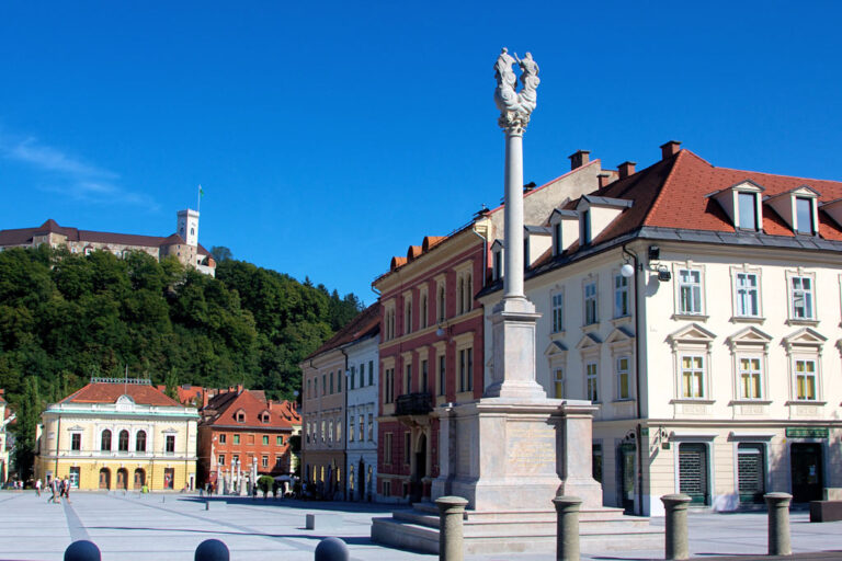 Platz in Ljubljana, Denkmal, historische Gebäude, Fußgängerzone