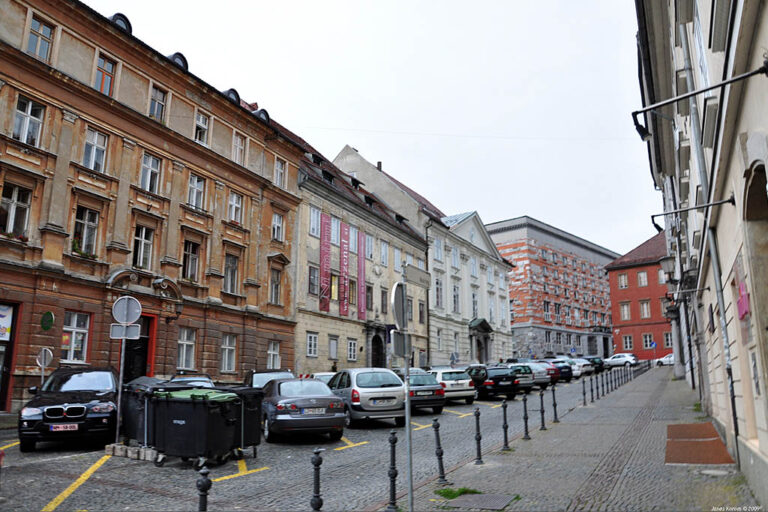 Platz in Ljubljana, parkende Autos