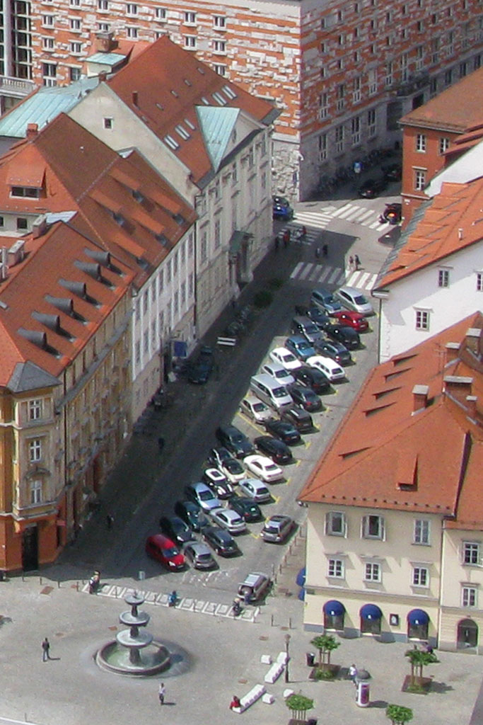 Platz in Ljubljana, Autos