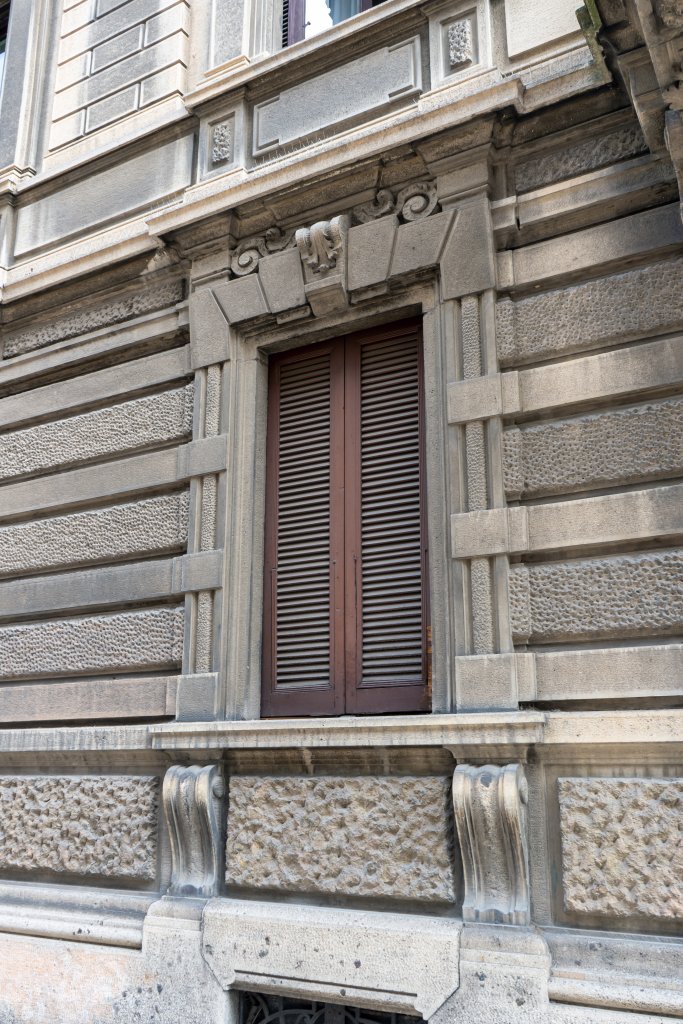 Fenster eines Gebäudes in Mailand, Italien