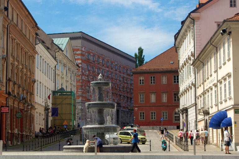 Platz in Ljubljana, parkende Autos, Brunnen