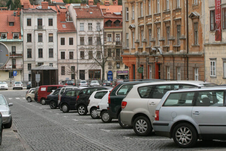 Platz in Ljubljana, parkende Autos