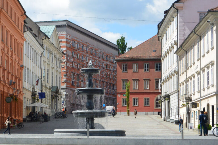 Platz in Ljubljana, Brunnen, Fußgängerzone