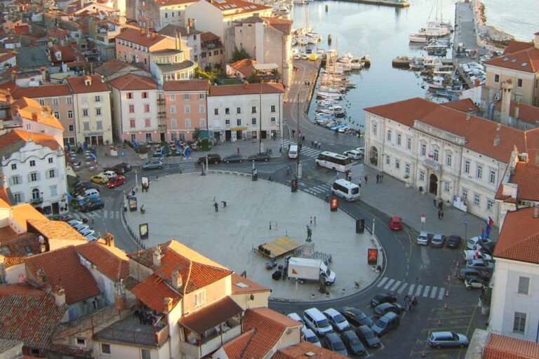 Tartini-Platz in Piran, Slowenien, Kreisverkehr, Meer, Hafen