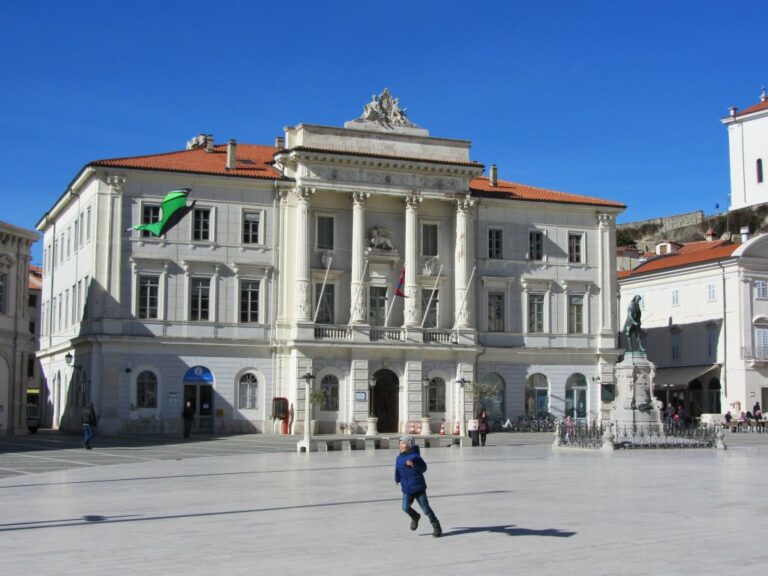 Tartini-Platz in Piran, Slowenien, Rathaus, autofreier Platz