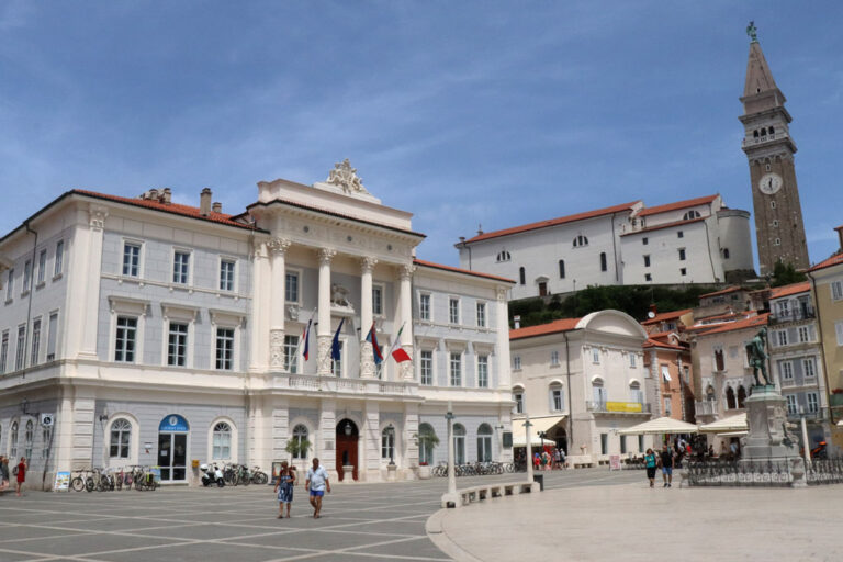 Tartinijev trg in Piran, Statue von Giuseppe Tartini, verkehrsberuhigter Platz