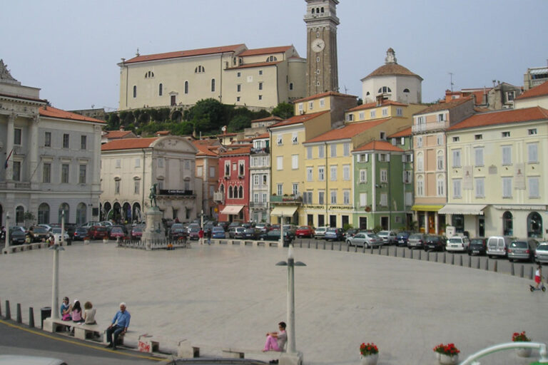 Tartinijev trg in Piran, Kreisverkehr, alte Häuser