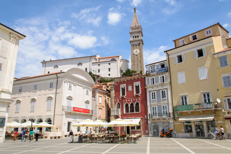 Tartinijev trg in Piran, Slowenien, historische Architektur, Turm, Fußgängerzone