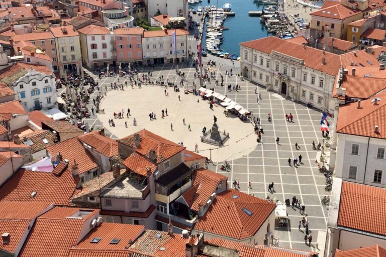 Tartinijev trg in Piran, verkehrsberuhigt, Dächer, historische Gebäude, Hafen