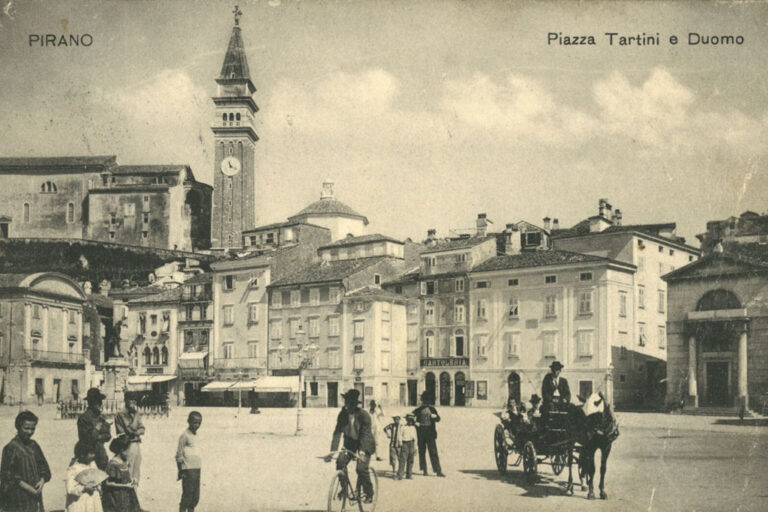 alte Aufnahme von Piran, Fußgänger, Fuhrwerk, Radfahrer, Piazza Tartini e Duomo